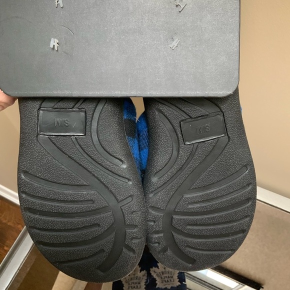 TORONTO MAPLE LEAFS Blue Grip Plaid Fabric Slippers Women’s Size S/M BRAND NEW - Picture 6 of 7